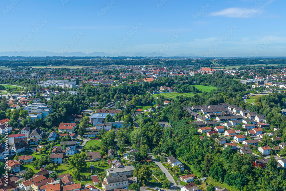 Neuötting im oberbayerischen Landkreis Altötting von oben, Blick über die südliche Vorstadt zum Wallfahrtsort Altötting
