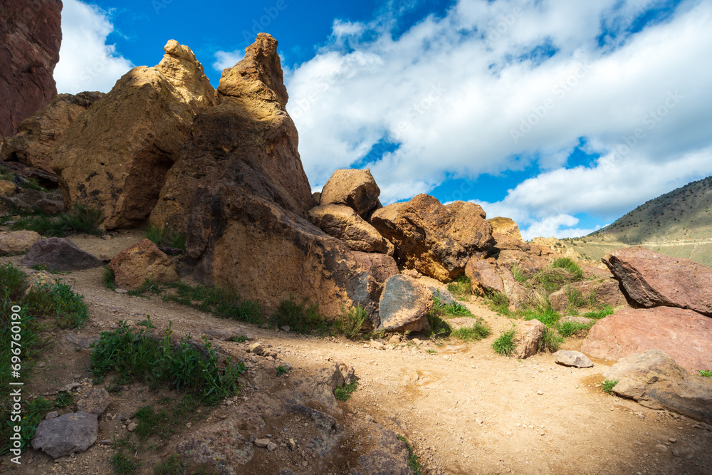 Fototapeta premium Buttes at Smith Rock State Park in central Oregon