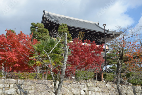 秋の金戒光明寺　紅葉の山門　京都市左京区黒谷 photo