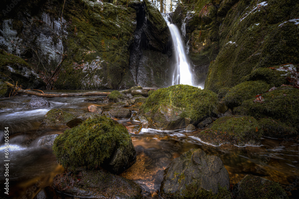 Fototapeta premium Stralbrusch-Wasserfall