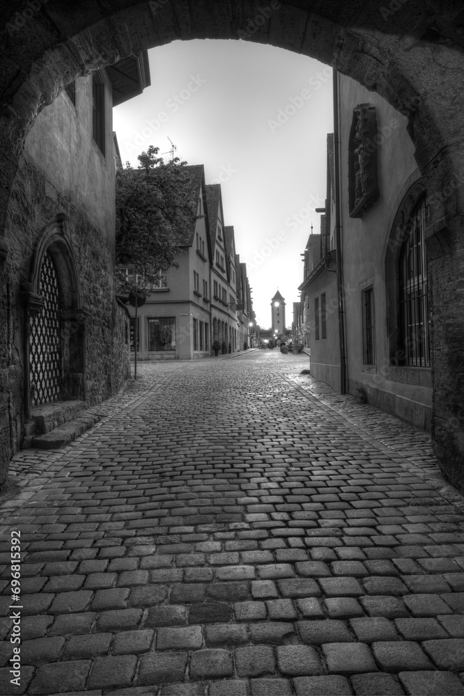 Fototapeta premium Blick durch den Weissen Turm zum Galgenturm in Rothenburg ob der Tauber