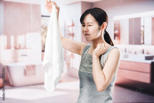 洗濯物の匂いを嗅ぐ女性