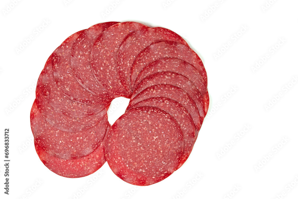 Salami in Scheiben vor weißem Hintergrund Salami in Scheiben vor weißem Hintergrund