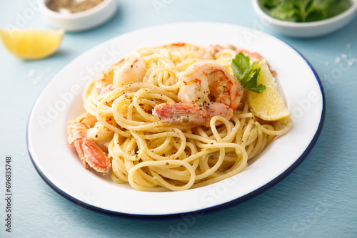 Spaghetti with shrimps and lemon