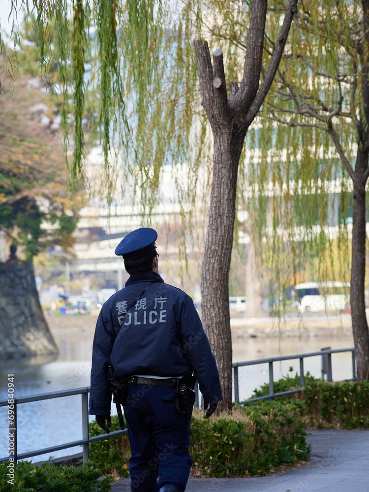 秋の皇居外苑の公園で警備している警察官の姿