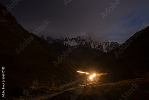 Φωτογραφία view of the road in a mountain valley at night