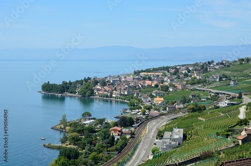 Bourg-en-Lavaux y los viñedos junto al Lago Leman, cantón de Vaud, Suiza © BestTravelPhoto