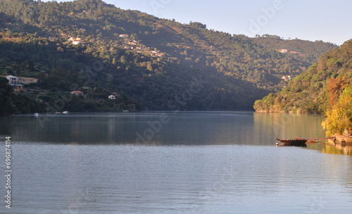 Wallpaper Mural Paisagem do vale do rio Douro no norte de portugal com pequeno barco âncorado, ambiente matinal de outono Torontodigital.ca