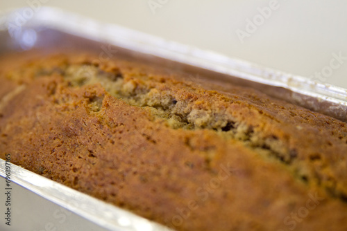 Wallpaper Mural Nahaufnahme von Kuchen in Alufolienform Torontodigital.ca