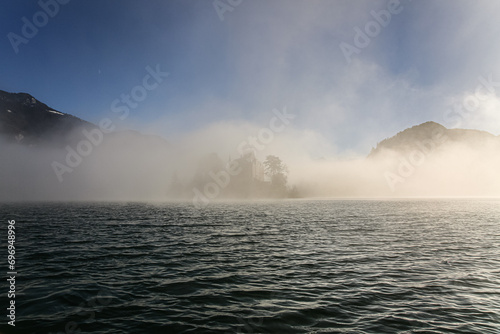 La presqu'île de Duingt a une allure fantômatique, dans la brume hivernale du Lac d'Annecy, Haute-Savoie, France photo