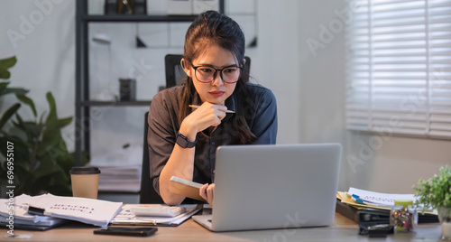 Bilde på lerret Puzzled confused asian woman thinking hard concerned about online problem soluti