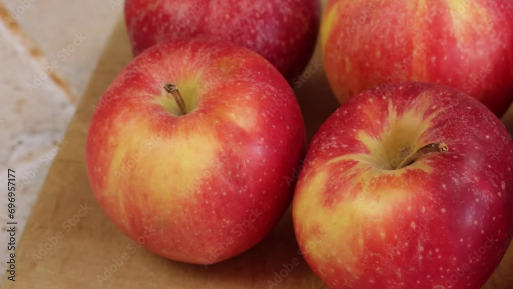 plusieurs pommes rouges et jaunes, en gros plan plusieurs pommes rouges et jaunes, en gros plan