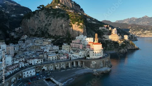 Atrani, Italia, il borgo marinaro della costiera amalfitana.
Riprese aeree di droni della Costiera Amalfitana in una giornata di sole. photo