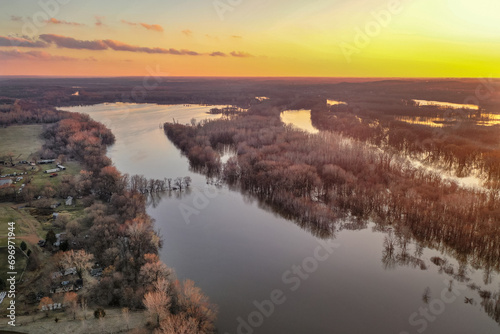 Obraz na płótnie Spring Flooding and Brillant Yellow Sunset w salonie