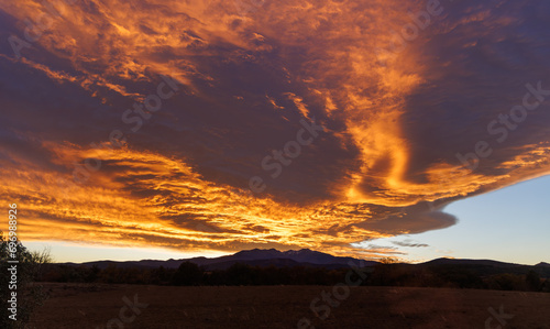 Concentration de nuages rougeoyants au soleil couchant sur le Canigou