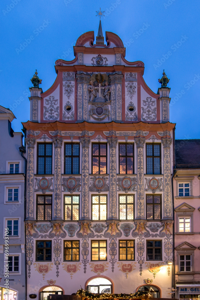 Fototapeta premium Historisches Rathaus am Abend in Landsberg am Lech, Bayern, Deutschland