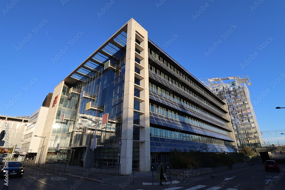 Immeuble de bureaux moderne recouvert de panneaux solaires photovoltaïques sur des ombrières, ville de Lyon, département du Rhône, France