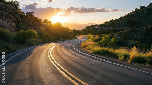 Uma estrada cheia de curvas avança até a luz solar. Uma metáfora sobre a vida. photo