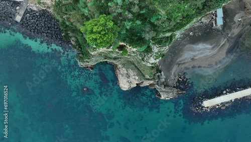 la roccia a picco sul mare della costa sorrentina. Vico Equense, Italia.
Ripresa aerea con drone del fondale marino e della scogliera del Golfo di Napoli. photo