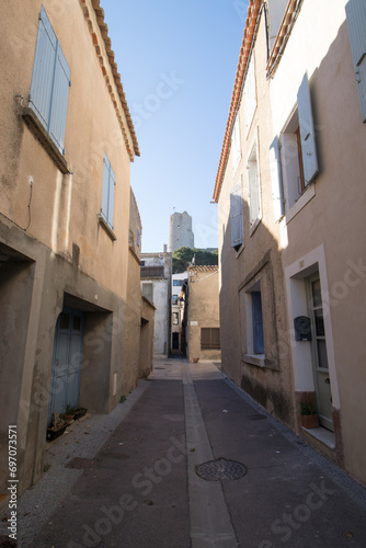 Fototapeta Naklejka Na Ścianę i Meble -  Ruelle en circulade à Gruissan (Aude, France)