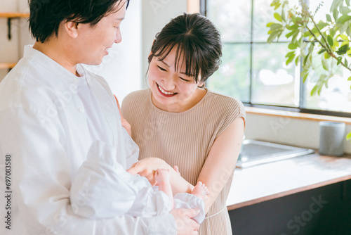 赤ちゃんと若い日本人夫婦・幸せな結婚生活・新婚 