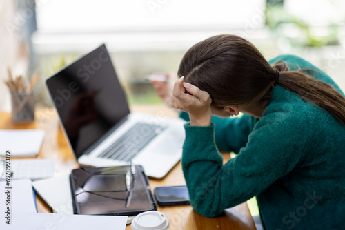 Fotografia Portrait of sad depressed tired woman bored while working in the office workplace