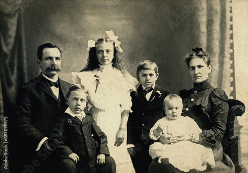 Εκτύπωση καμβά Antique 1890's Photo of Family of Six showing the Fashion of the 1890's