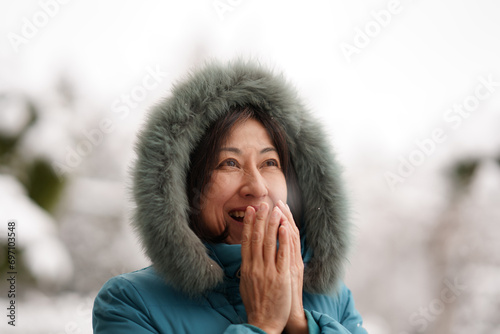雪の中を楽しむ中年女性 photo