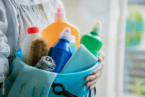 掃除　バケツに入った掃除道具を持つ女性　主婦 photo