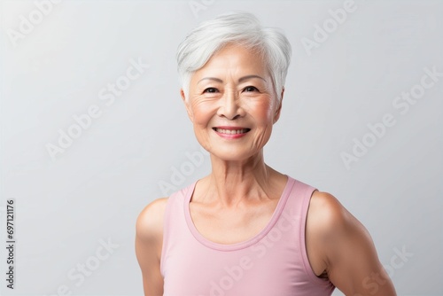 体を鍛えている日本人シニア女性（背景なし・筋トレ・筋肉・フィットネス・ヘルスケア） 