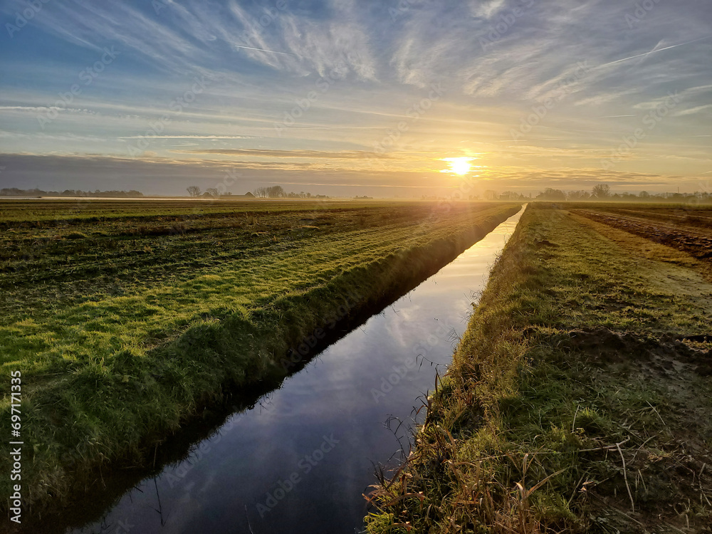 Kanały w Holandii, krajobraz o poranku. - obrazy, fototapety, plakaty 