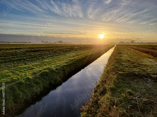 Kanały w Holandii, krajobraz o poranku. © Adam Sadlak