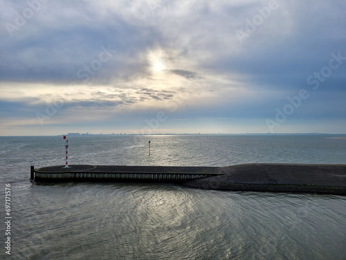 Krajobraz nadmorski w Holandii, port promu z Texels do Den Helder.