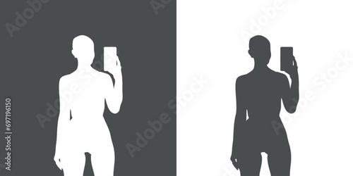 Silueta de mujer desnuda de pie haciendo una foto selfie en el teléfono en el espejo para las redes sociales