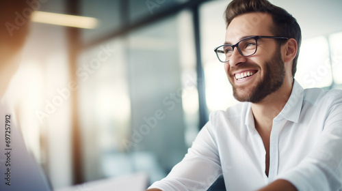 Bellissimo uomo d'affari sorridente in ufficio photo