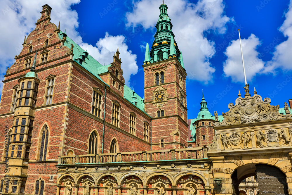 Obraz premium Denmark Frederiksborg Palace view of the castle on a sunny spring day