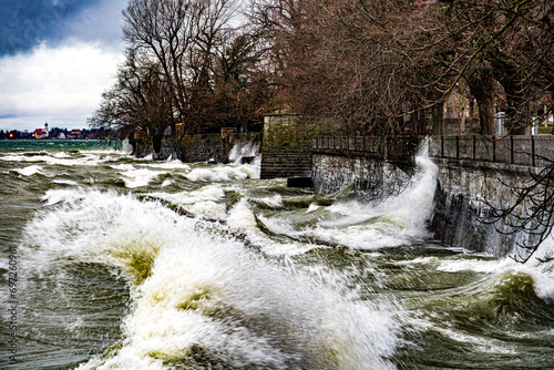 D, Bayern, Bodeensee, Lindau; heftiger Wintersturm an der HInteren Insel in Lindau mit hohen Wellen und Gischt an der Ufermauer; im Hintergrund die Halbinsel Wasserburg mit Sturmwarnung