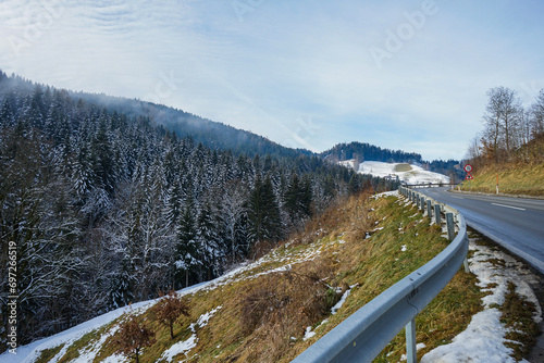Straße in Österreich in der Nähe von Bad Kleinkirchheim im Winter