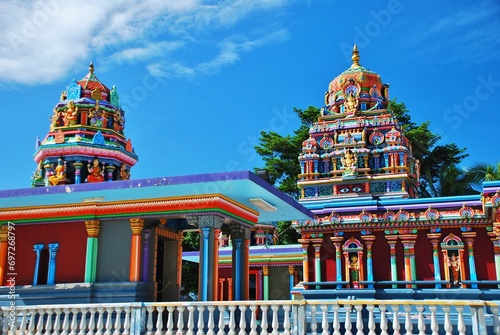 青空に映えるスリ シヴァ スブラマニアン寺院　ナンディ / フィジー photo