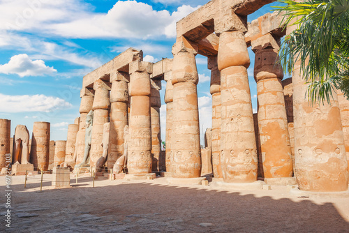 Obraz na płótnie Ruined columns in Luxor w salonie
