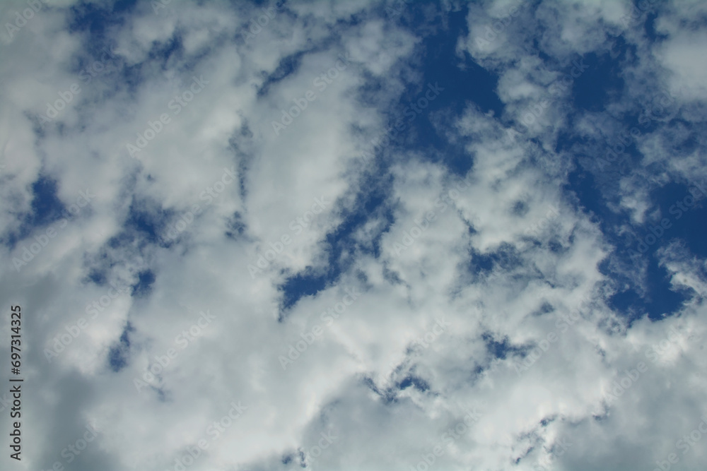 Obraz premium Beautiful large clouds on the vault of heaven