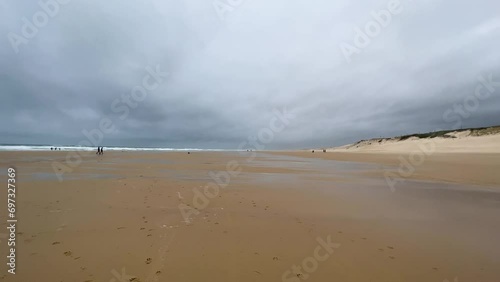 playa de biscarrosse en francia con nubes grises. photo