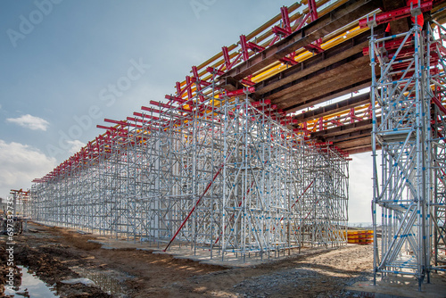 The system of supporting scaffolding and beams in the construction of the bridge.