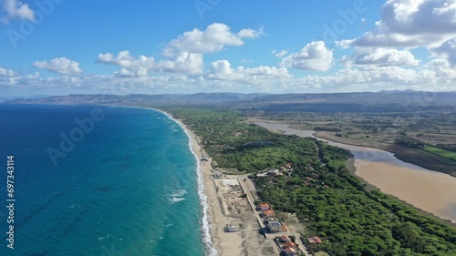 survol des plages au nord de la Sardaigne en Italie vers Castelsardo