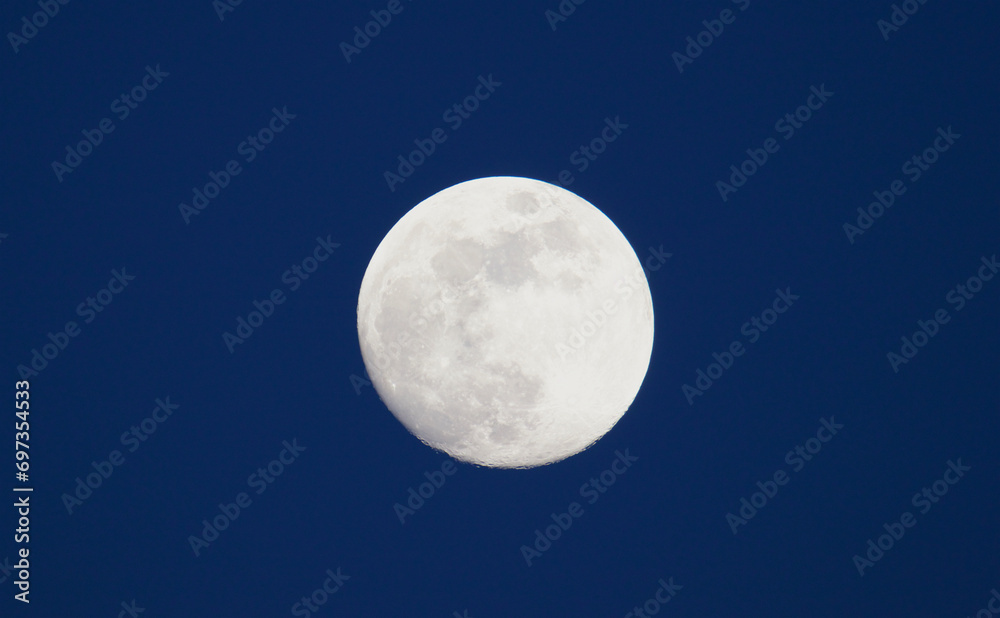 Obraz premium The full moon is shining so beautiful