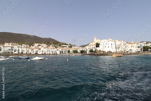 Fototapeta Naklejka Na Ścianę i Meble -  Cadaqués des del mar, en la Costa Brava