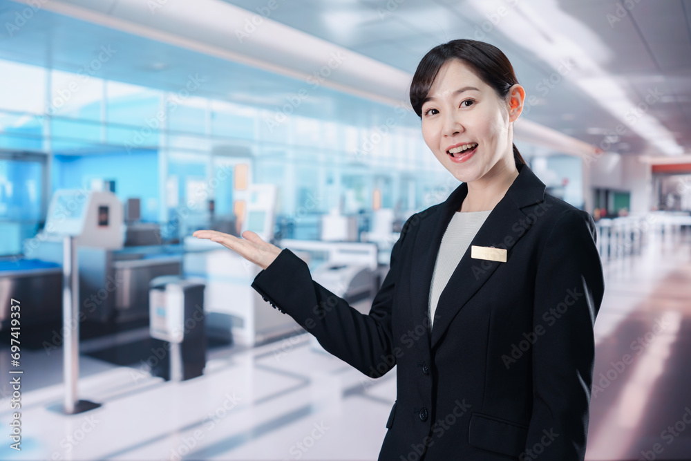 空港のターミナルで案内をするスタッフ