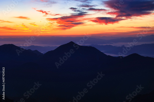朝焼けの北アルプスの常念岳 © Taka Mountain