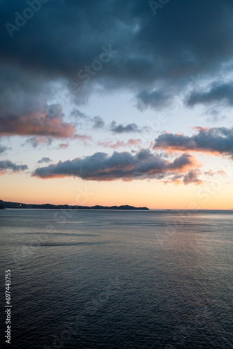 日の出の空と海 © 雄也 木本