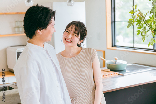 Fotografie マイホームのキッチン・ダイニングにいる笑顔の日本人夫婦・カップル・恋人
